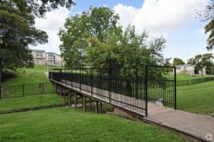 mountain-creek-apartments-dallas-tx-courtyard